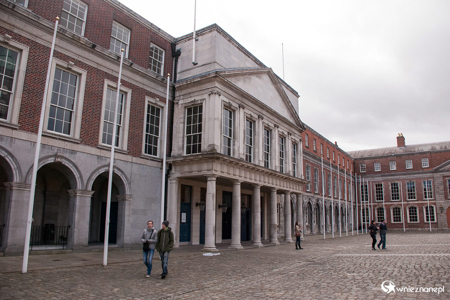 Dublin. Dublin Castle. Na dziedzińcu... Widok na część apartamentową. - foto: wnieznane.pl Dublin. Dublin Castle. Na dziedzińcu... Widok na część apartamentową. - foto: wnieznane.pl