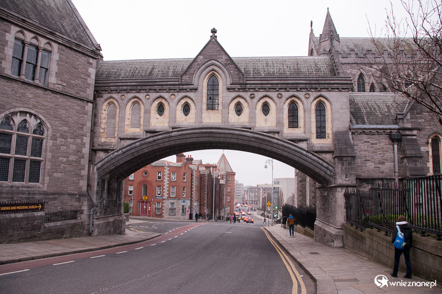 Dublin. Łuk łączący Christ Church Cathedral z Dublinią. - foto: wnieznane.pl Dublin. Łuk łączący Christ Church Cathedral z Dublinią. - foto: wnieznane.pl
