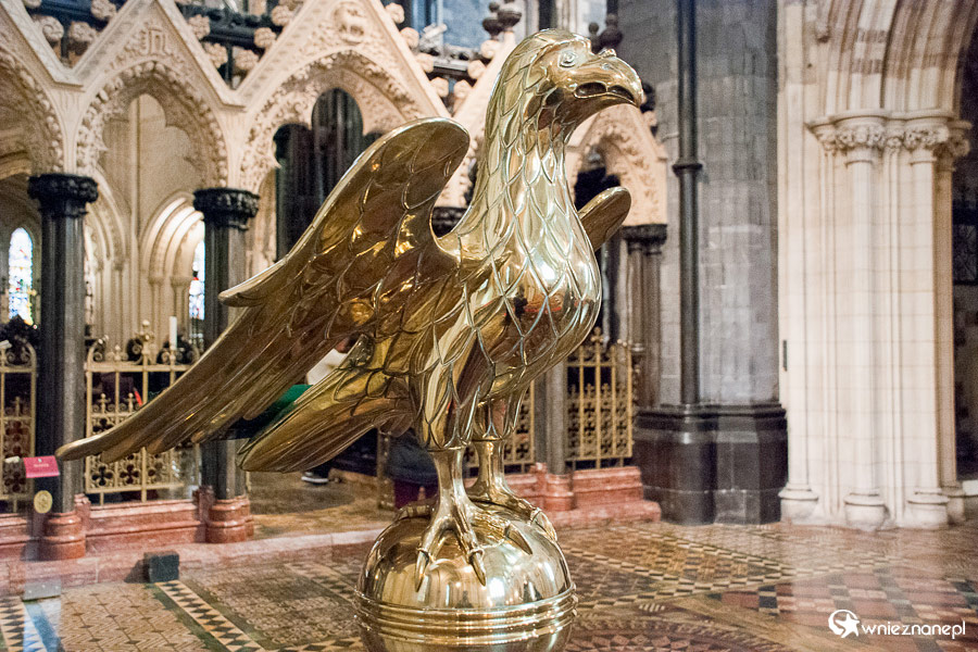 Dublin. Złoty orzeł ustawiony tuż przy ambonie w Christ Church Cathedral. - foto: wnieznane.pl Dublin. Złoty orzeł ustawiony tuż przy ambonie w Christ Church Cathedral. - foto: wnieznane.pl