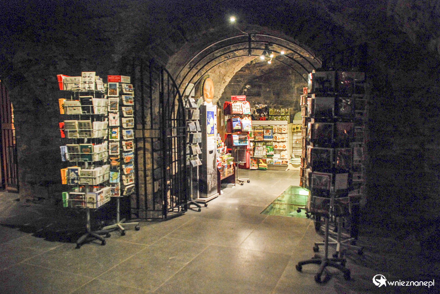 Dublin. Kącik z pamiątkami w kryptach Christ Church Cathedral. - foto: wnieznane.pl Dublin. Kącik z pamiątkami w kryptach Christ Church Cathedral. - foto: wnieznane.pl