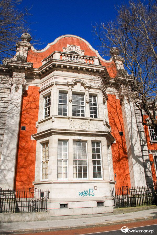 Dublin. Budynek po sąsiedzku z parkiem przy katedrze św. Patryka. - foto: wnieznane.pl Dublin. Budynek po sąsiedzku z parkiem przy katedrze św. Patryka. - foto: wnieznane.pl