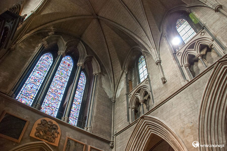 Dublin. St. Patrick's Cathedral. Kolorowe witraże nadają kolorytu szarym wnętrzom świątyni. - foto: wnieznane.pl Dublin. St. Patrick's Cathedral. Kolorowe witraże nadają kolorytu szarym wnętrzom świątyni. - foto: wnieznane.pl