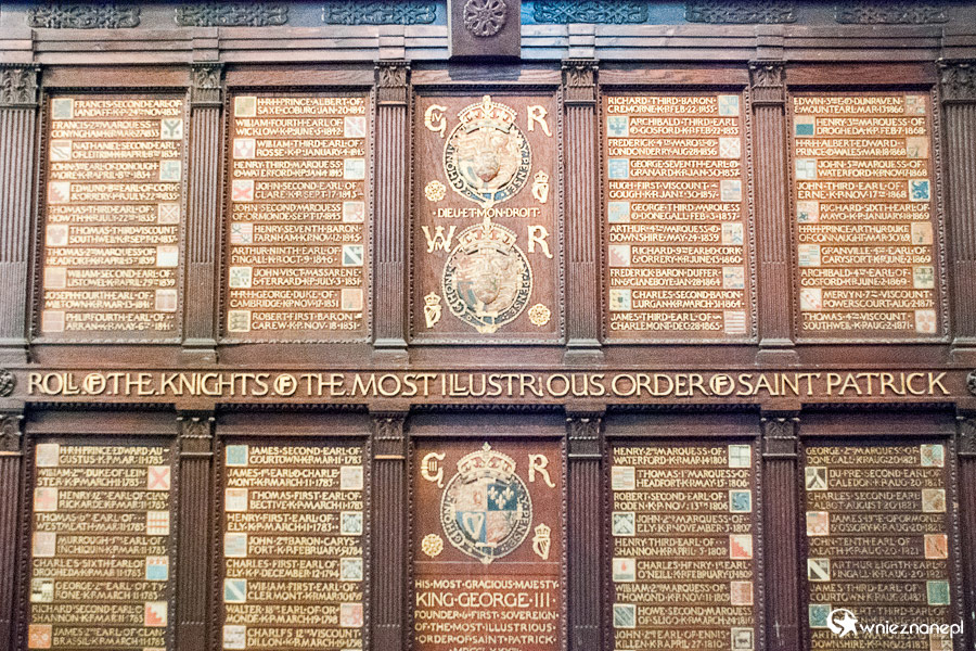 Dublin. St. Patrick's Cathedral. Drewniana tablica upamiętniająca rycerzy Zakonu św. Patryka. - foto: wnieznane.pl Dublin. St. Patrick's Cathedral. Drewniana tablica upamiętniająca rycerzy Zakonu św. Patryka. - foto: wnieznane.pl