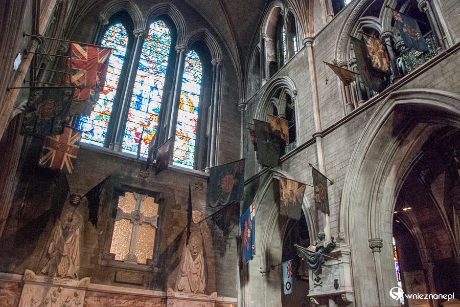 Dublin. Rycerskie flagi zdobią wnętrza St. Patrick's Cathedral. - foto: wnieznane.pl Dublin. Rycerskie flagi zdobią wnętrza St. Patrick's Cathedral. - foto: wnieznane.pl