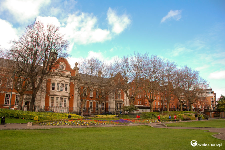 Dublin. Do St. Patrick's Cathedral należy przykościelny skwer. - foto: wnieznane.pl Dublin. Do St. Patrick's Cathedral należy przykościelny skwer. - foto: wnieznane.pl