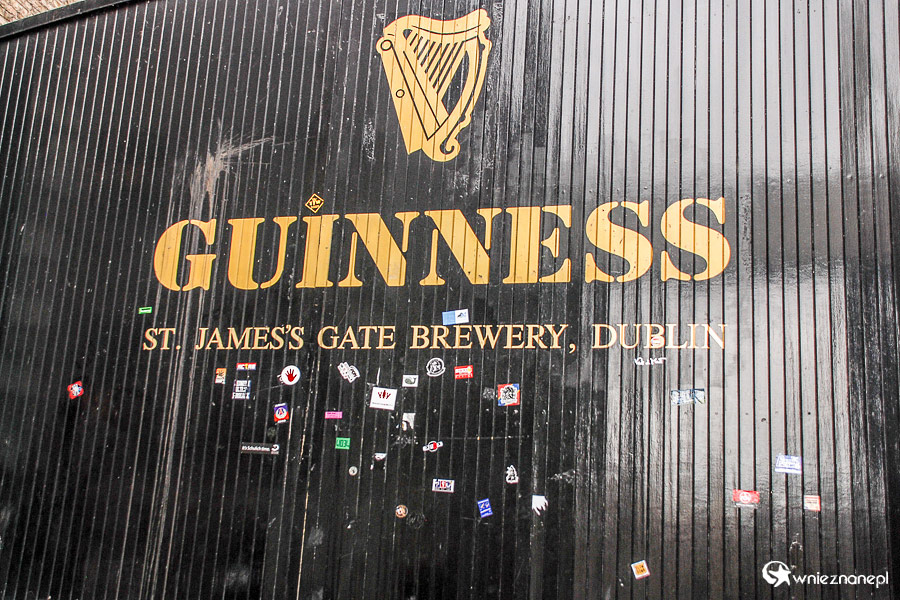 Dublin. Guinness Storehouse. Pod bramą browaru Guinnessa. - foto: wnieznane.pl Dublin. Guinness Storehouse. Pod bramą browaru Guinnessa. - foto: wnieznane.pl