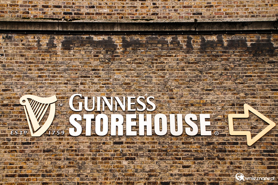 Dublin. Guinness Storehouse. Będąc w okolicach browaru bez trudu trafimy do wejścia. - foto: wnieznane.pl Dublin. Guinness Storehouse. Będąc w okolicach browaru bez trudu trafimy do wejścia. - foto: wnieznane.pl