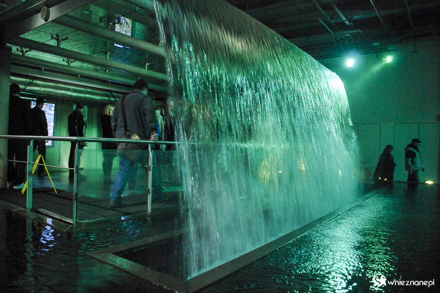 Dublin. Guinness Storehouse. Kurtyna krystalicznej wody w muzeum Guinnessa. - foto: wnieznane.pl Dublin. Guinness Storehouse. Kurtyna krystalicznej wody w muzeum Guinnessa. - foto: wnieznane.pl