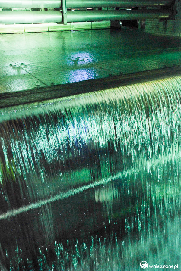 Dublin. Guinness Storehouse. Woda - jeden z najważniejszych składników piwa. - foto: wnieznane.pl Dublin. Guinness Storehouse. Woda - jeden z najważniejszych składników piwa. - foto: wnieznane.pl