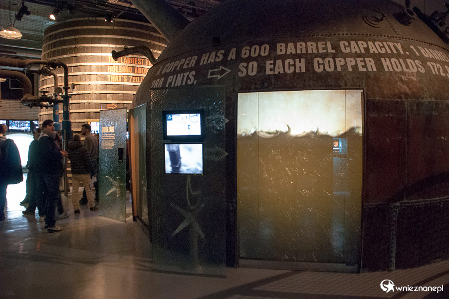 Dublin. Guinness Storehouse. Sposób produkcji piwa jest przedstawiony w formie multimedialnej. - foto: wnieznane.pl Dublin. Guinness Storehouse. Sposób produkcji piwa jest przedstawiony w formie multimedialnej. - foto: wnieznane.pl