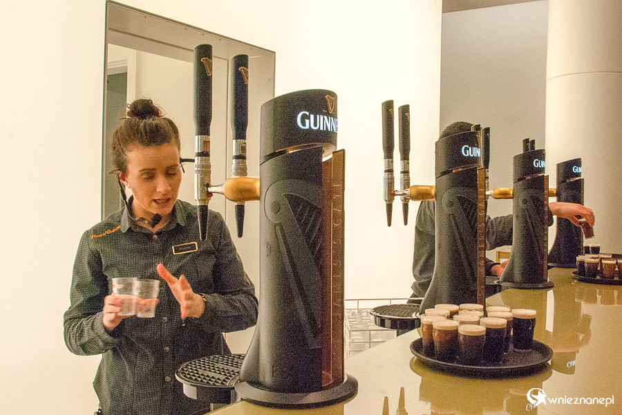 Dublin. Guinness Storehouse. Na początek mała degustacja czarnego Guinnessa z kremową pianką. - foto: wnieznane.pl Dublin. Guinness Storehouse. Na początek mała degustacja czarnego Guinnessa z kremową pianką. - foto: wnieznane.pl