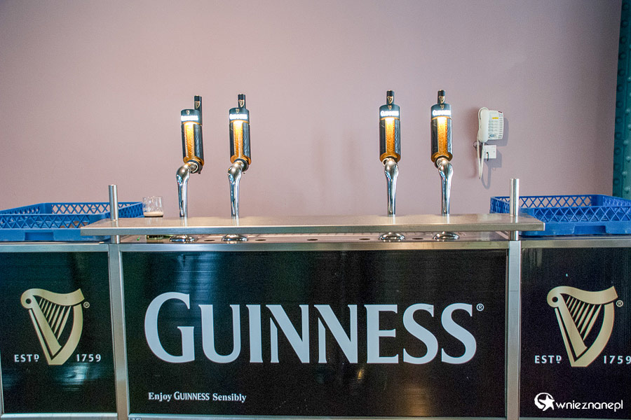 Dublin. Guinness Storehouse. W browarze nauczymy się fachowo nalewać czarny trunek. - foto: wnieznane.pl Dublin. Guinness Storehouse. W browarze nauczymy się fachowo nalewać czarny trunek. - foto: wnieznane.pl