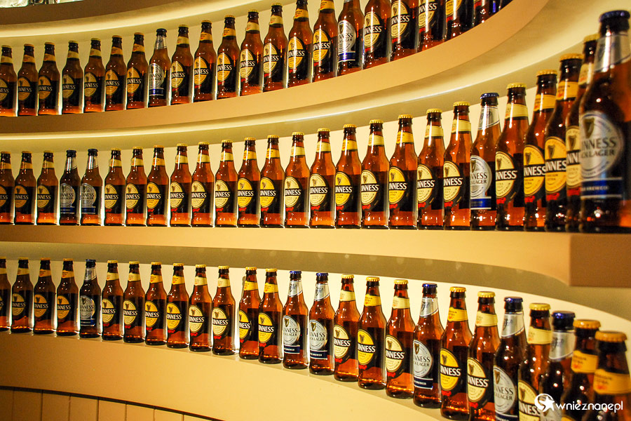 Dublin. Guinness Storehouse. Wyroby browaru w całej okazałości. - foto: wnieznane.pl Dublin. Guinness Storehouse. Wyroby browaru w całej okazałości. - foto: wnieznane.pl