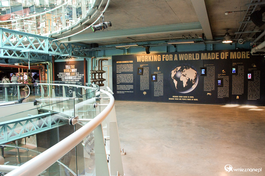 Dublin. Guinness Storehouse. Wnętrza browaru to połączenie szkła i stali oraz nowoczesności z tradycją. - foto: wnieznane.pl Dublin. Guinness Storehouse. Wnętrza browaru to połączenie szkła i stali oraz nowoczesności z tradycją. - foto: wnieznane.pl