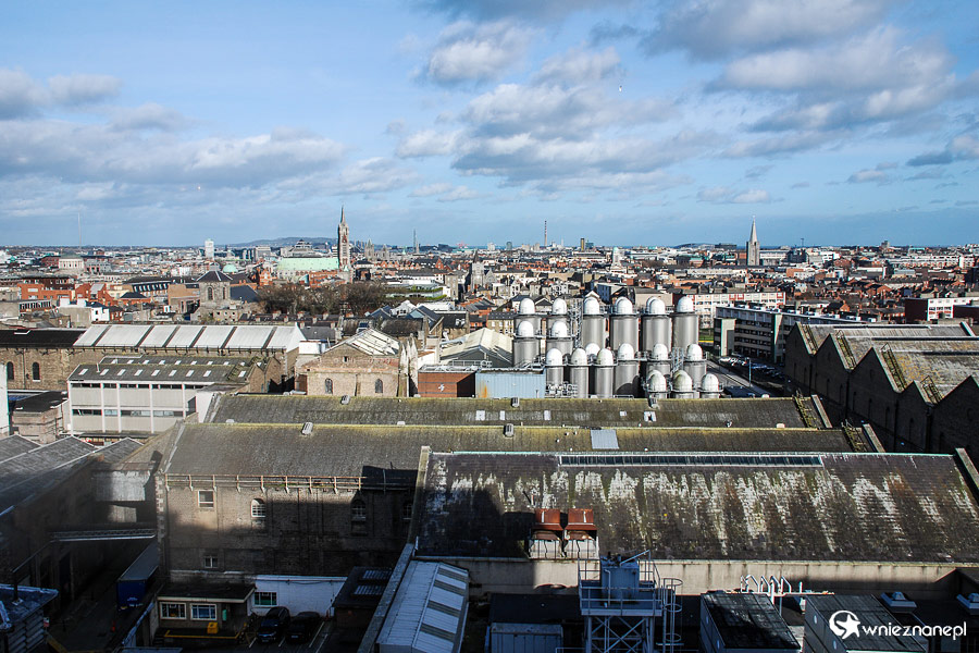 Dublin. Guinness Storehouse. Widok na stolicę Irlandii z najwyższego poziomu browaru Guinnessa. - foto: wnieznane.pl Dublin. Guinness Storehouse. Widok na stolicę Irlandii z najwyższego poziomu browaru Guinnessa. - foto: wnieznane.pl