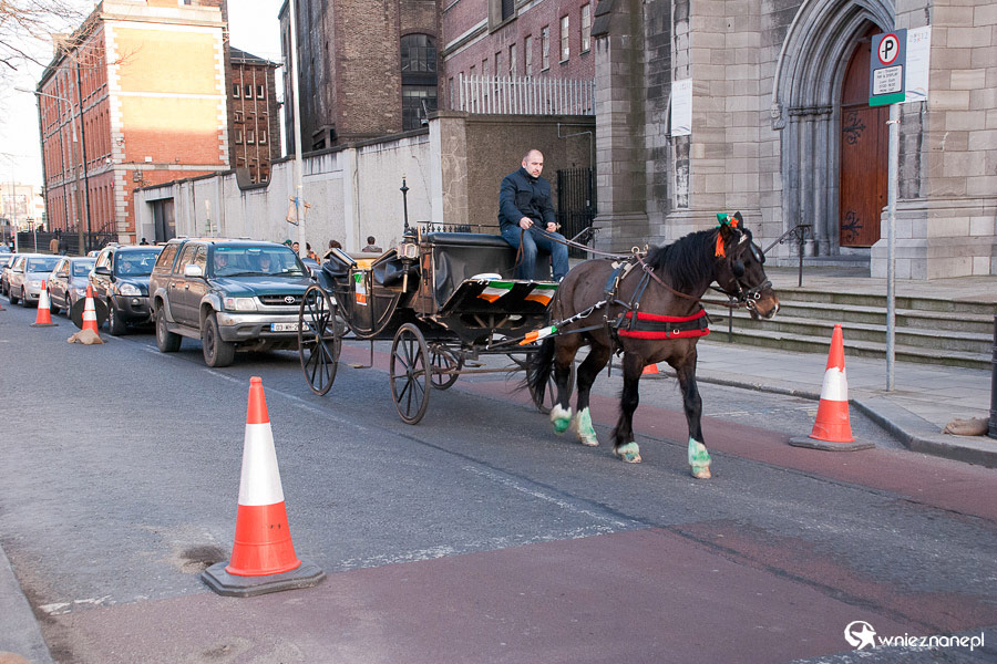 Dublin. Dorożkarz przy St. James Church. - foto: wnieznane.pl Dublin. Dorożkarz przy St. James Church. - foto: wnieznane.pl