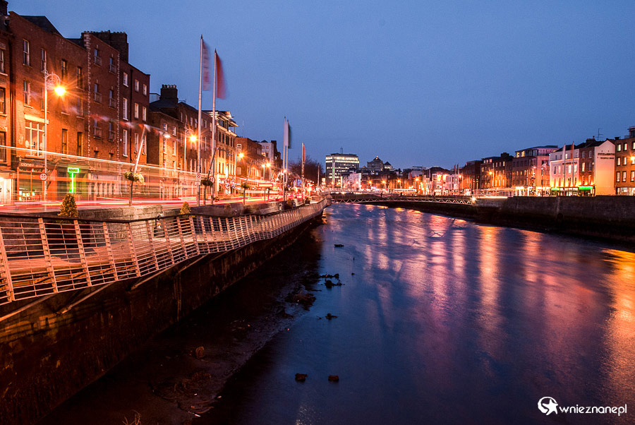 Dublin. Po zmroku widok z Grattan Bridge nabiera klimatu. - foto: wnieznane.pl Dublin. Po zmroku widok z Grattan Bridge nabiera klimatu. - foto: wnieznane.pl