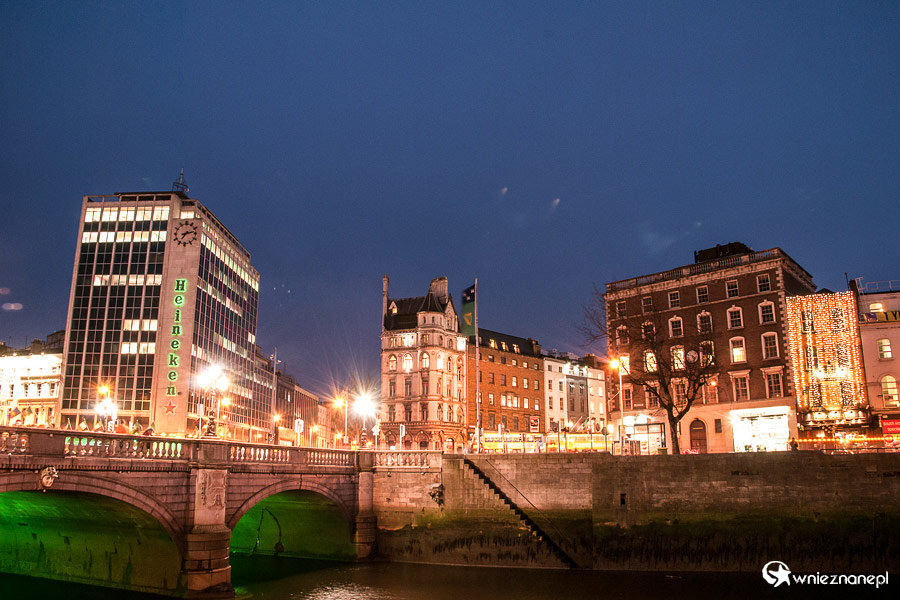 Dublin. Rozświetlone ulice i budynki przy moście O'Connella. - foto: wnieznane.pl Dublin. Rozświetlone ulice i budynki przy moście O'Connella. - foto: wnieznane.pl