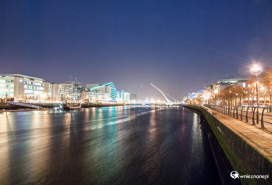 Dublin. Samuel Beckett Bridge widziany z mostu Seána O'Casey'a. - foto: wnieznane.pl Dublin. Samuel Beckett Bridge widziany z mostu Seána O'Casey'a. - foto: wnieznane.pl