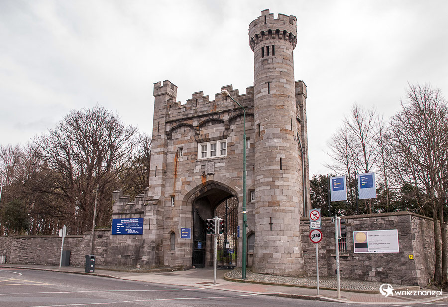 Dublin. Brama do Irish Museum of Modern Art. - foto: wnieznane.pl Dublin. Brama do Irish Museum of Modern Art. - foto: wnieznane.pl
