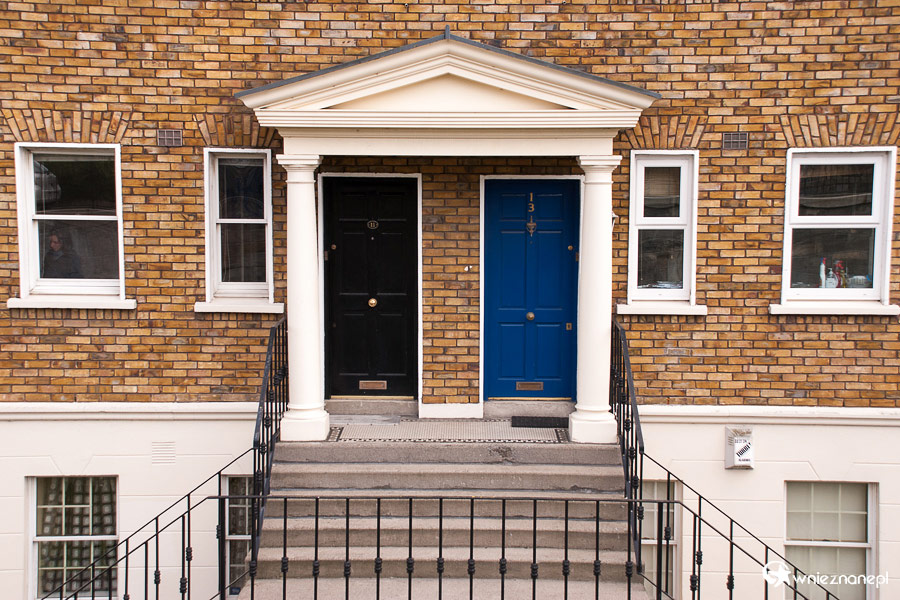 Dublin. Dzielnica Kilmainham. Piękna kompozycja miejscowych kamienic. - foto: wnieznane.pl Dublin. Dzielnica Kilmainham. Piękna kompozycja miejscowych kamienic. - foto: wnieznane.pl