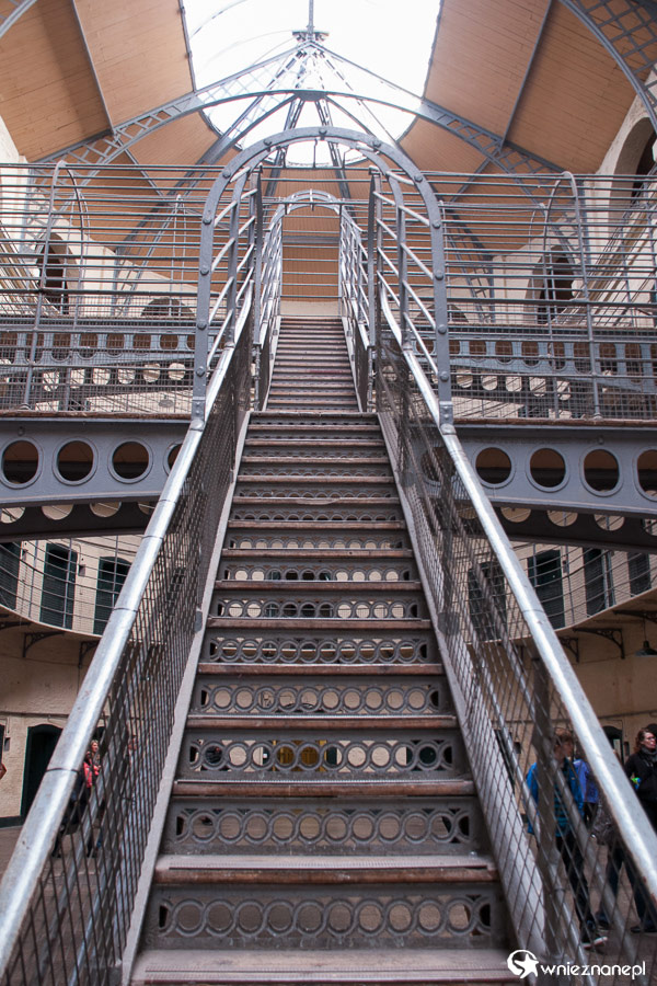 Dublin. Kilmainham Gaol. Schody prowadzące na wyższy poziom Wschodniego Skrzydła. - foto: wnieznane.pl Dublin. Kilmainham Gaol. Schody prowadzące na wyższy poziom Wschodniego Skrzydła. - foto: wnieznane.pl