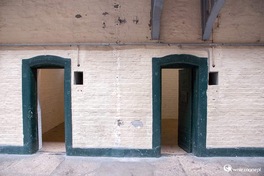 Dublin. Niskie wejścia do skromnych cel w Kilmainham Gaol. - foto: wnieznane.pl Dublin. Niskie wejścia do skromnych cel w Kilmainham Gaol. - foto: wnieznane.pl