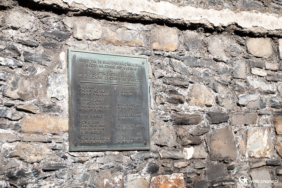 Dublin. Klimainham Gaol. Tablica pamiątkowa po czternastu straceńcach. - foto: wnieznane.pl Dublin. Klimainham Gaol. Tablica pamiątkowa po czternastu straceńcach. - foto: wnieznane.pl