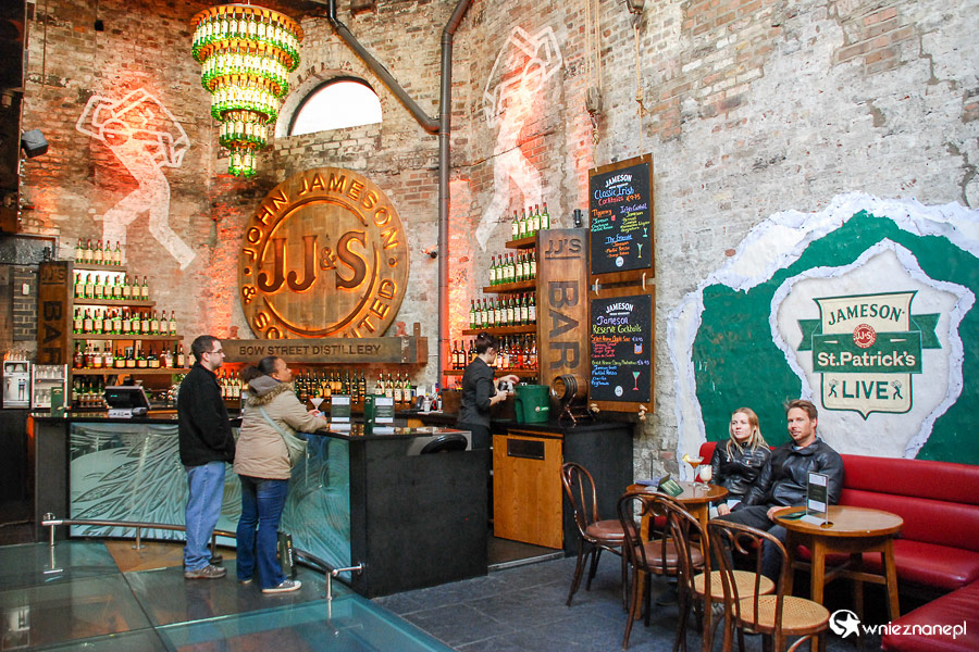 Dublin. Old Jameson Distillery. W oczekiwaniu na zwiedzanie muzeum można usiąść na małego drinka. - foto: wnieznane.pl Dublin. Old Jameson Distillery. W oczekiwaniu na zwiedzanie muzeum można usiąść na małego drinka. - foto: wnieznane.pl
