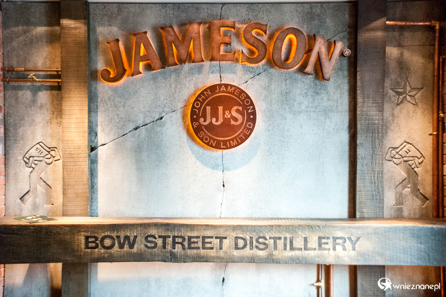 Dublin. Old Jameson Distillery. Idealna ścianka do pamiątkowych zdjęć w destylarni whiskey. - foto: wnieznane.pl Dublin. Old Jameson Distillery. Idealna ścianka do pamiątkowych zdjęć w destylarni whiskey. - foto: wnieznane.pl