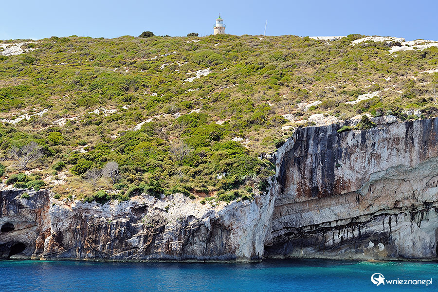 Zakynthos. Klif Skinari. Na górze latarnia morska. - foto: wnieznane.pl Zakynthos. Klif Skinari. Na górze latarnia morska. - foto: wnieznane.pl