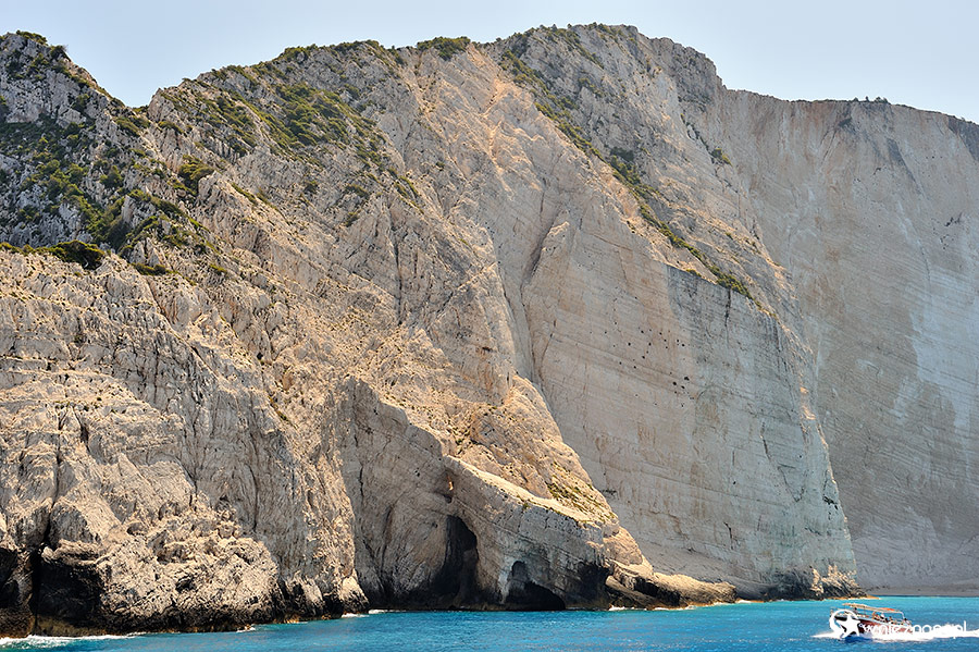 Zakynthos. Zachodnie wybrzeże wyspy to kilkusetmetrowe, jasne klify, które oblewa błękitna woda. - foto: wnieznane.pl Zakynthos. Zachodnie wybrzeże wyspy to kilkusetmetrowe, jasne klify, które oblewa błękitna woda. - foto: wnieznane.pl