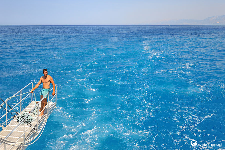 Zakynthos. Wpływamy do Zatoki Wraku... - foto: wnieznane.pl Zakynthos. Wpływamy do Zatoki Wraku... - foto: wnieznane.pl