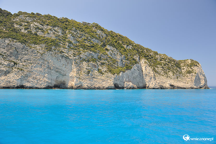Zakynthos. Zatoka Wraku (Navagio) to najbardziej rozpoznawalne miejsce na wyspie. Każdy chce zobaczyć niesamowicie błękitną wodę. - foto: wnieznane.pl Zakynthos. Zatoka Wraku (Navagio) to najbardziej rozpoznawalne miejsce na wyspie. Każdy chce zobaczyć niesamowicie błękitną wodę. - foto: wnieznane.pl