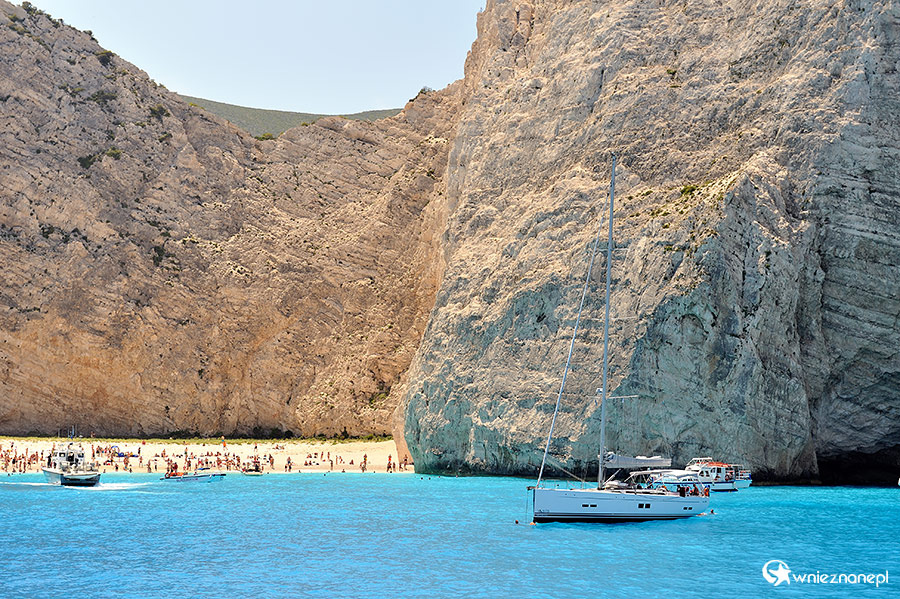 Zakynthos, Zatoka Wraku. Wysokie klify otaczają dużą żwirkową plażę, czyniąc ją dostępną jedynie od strony morza lub... z powietrza. - foto: wnieznane.pl Zakynthos, Zatoka Wraku. Wysokie klify otaczają dużą żwirkową plażę, czyniąc ją dostępną jedynie od strony morza lub... z powietrza. - foto: wnieznane.pl