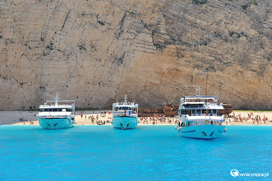Zakynthos. Każdego dnia przy plaży w Zatoce Wraku (Navagio) cumują wielkie statki wycieczkowe, zabierające po kilkaset osób. - foto: wnieznane.pl Zakynthos. Każdego dnia przy plaży w Zatoce Wraku (Navagio) cumują wielkie statki wycieczkowe, zabierające po kilkaset osób. - foto: wnieznane.pl