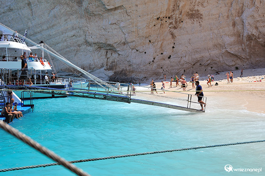 Zakynthos. Woda w Zatoce Wraku jest bardzo głęboka, więc nawet ogromne statki cumują tuż przy brzegu. - foto: wnieznane.pl Zakynthos. Woda w Zatoce Wraku jest bardzo głęboka, więc nawet ogromne statki cumują tuż przy brzegu. - foto: wnieznane.pl