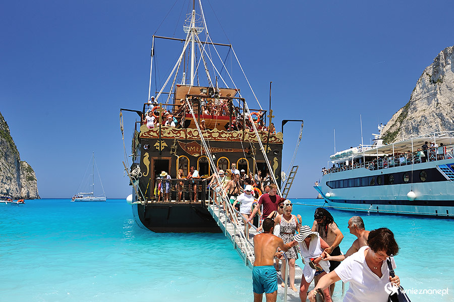 Zakynthos. Chociaż na pierwszy rzut oka woda w Zatoce Wraku wydaje się spokojna, morze zwykle mocno faluje i zejście ze statku bywa problematyczne. - foto: wnieznane.pl Zakynthos. Chociaż na pierwszy rzut oka woda w Zatoce Wraku wydaje się spokojna, morze zwykle mocno faluje i zejście ze statku bywa problematyczne. - foto: wnieznane.pl
