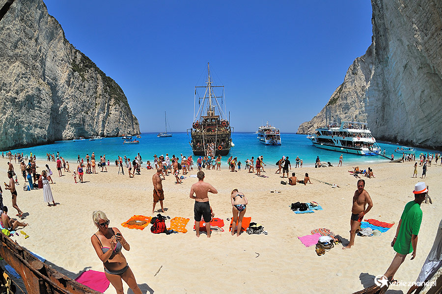 Zakynthos. Na plaży w Zatoce Wraku ciężko o cień. - foto: wnieznane.pl Zakynthos. Na plaży w Zatoce Wraku ciężko o cień. - foto: wnieznane.pl
