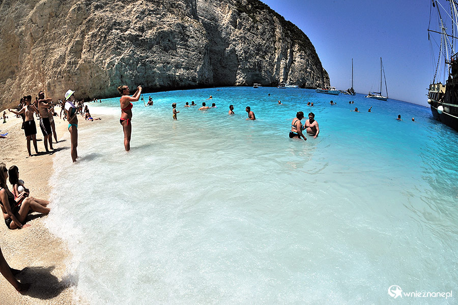 Zakynthos, Zatoka Wraku (Navagio). Morze tylko pozornie jest spokojne. Wystarczy kilka kroków, by zapaść się po szyję w drobne kamyki albo zostać przewróconym przez silne fale. - foto: wnieznane.pl Zakynthos, Zatoka Wraku (Navagio). Morze tylko pozornie jest spokojne. Wystarczy kilka kroków, by zapaść się po szyję w drobne kamyki albo zostać przewróconym przez silne fale. - foto: wnieznane.pl