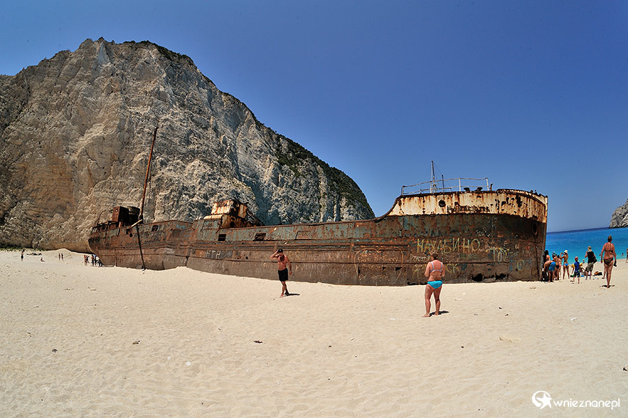 Zakynthos. Zardzewiały wrak statku na plaży Navagio. - foto: wnieznane.pl Zakynthos. Zardzewiały wrak statku na plaży Navagio. - foto: wnieznane.pl