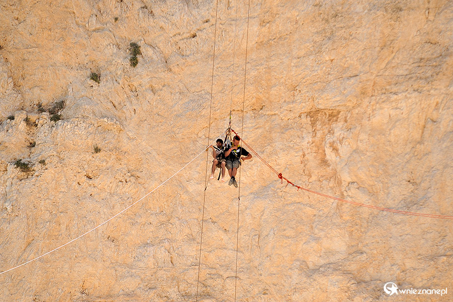 Zakynthos. W czasie naszej wizyty w Zatoce Wraku odbywały się pokazy skoków z platform zawieszonych na szczycie klifu. - foto: wnieznane.pl Zakynthos. W czasie naszej wizyty w Zatoce Wraku odbywały się pokazy skoków z platform zawieszonych na szczycie klifu. - foto: wnieznane.pl