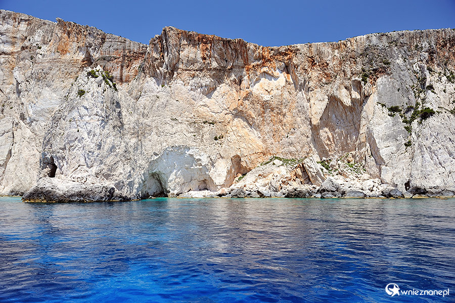 Zakynthos. Jasne klify i groty w okolicy Kambi. - foto: wnieznane.pl Zakynthos. Jasne klify i groty w okolicy Kambi. - foto: wnieznane.pl