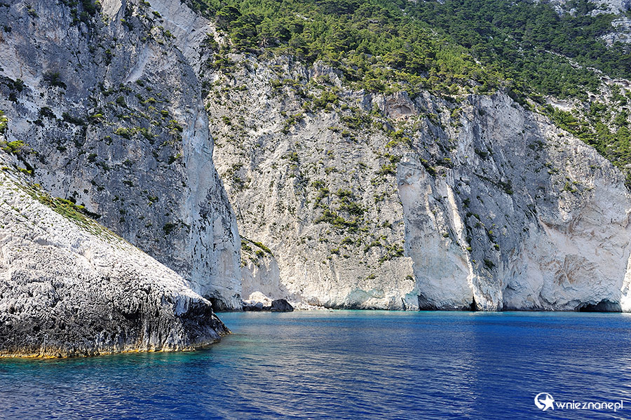 Zakynthos. Klify i jaskinie tworzą malowniczy krajobraz Keri. - foto: wnieznane.pl Zakynthos. Klify i jaskinie tworzą malowniczy krajobraz Keri. - foto: wnieznane.pl