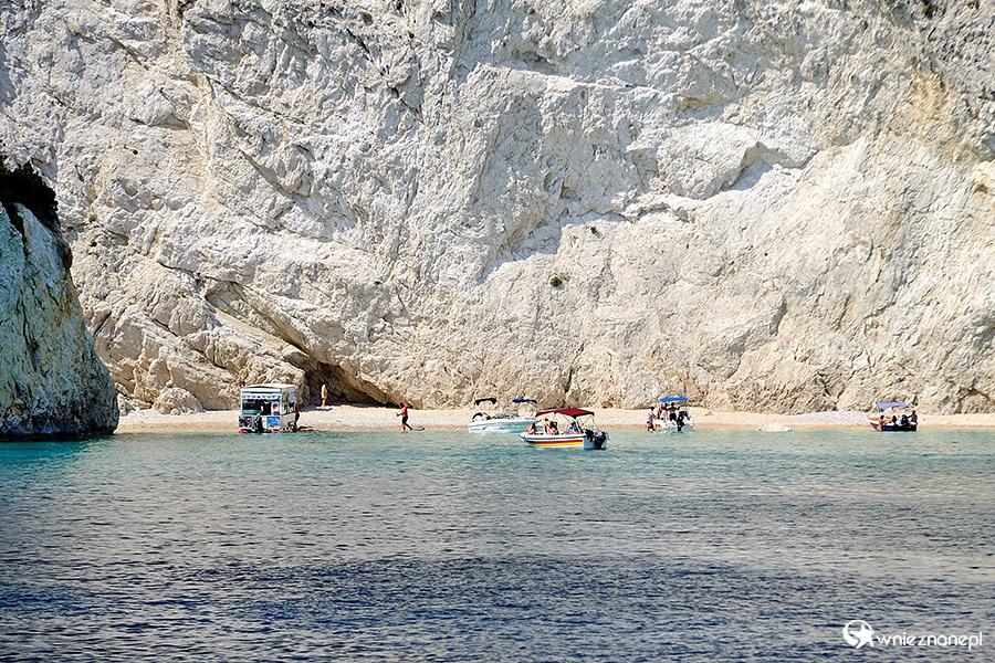 Zakynthos, Keri. Plaża dostępna jedynie od strony morza. - foto: wnieznane.pl Zakynthos, Keri. Plaża dostępna jedynie od strony morza. - foto: wnieznane.pl