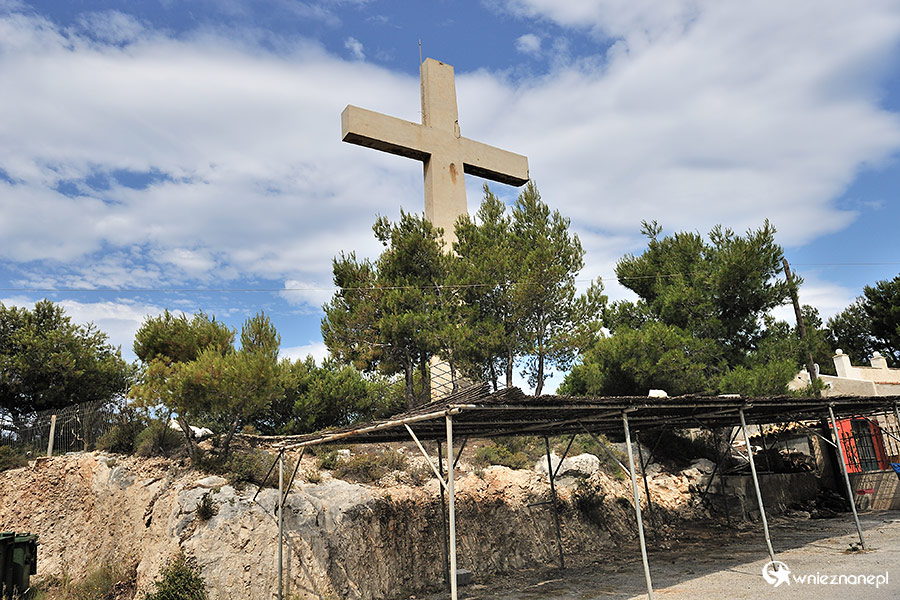 Zakynthos. Wysoki krzyż w Kambi Shiza upamiętnia śmierć setek Żydów. - foto: wnieznane.pl Zakynthos. Wysoki krzyż w Kambi Shiza upamiętnia śmierć setek Żydów. - foto: wnieznane.pl