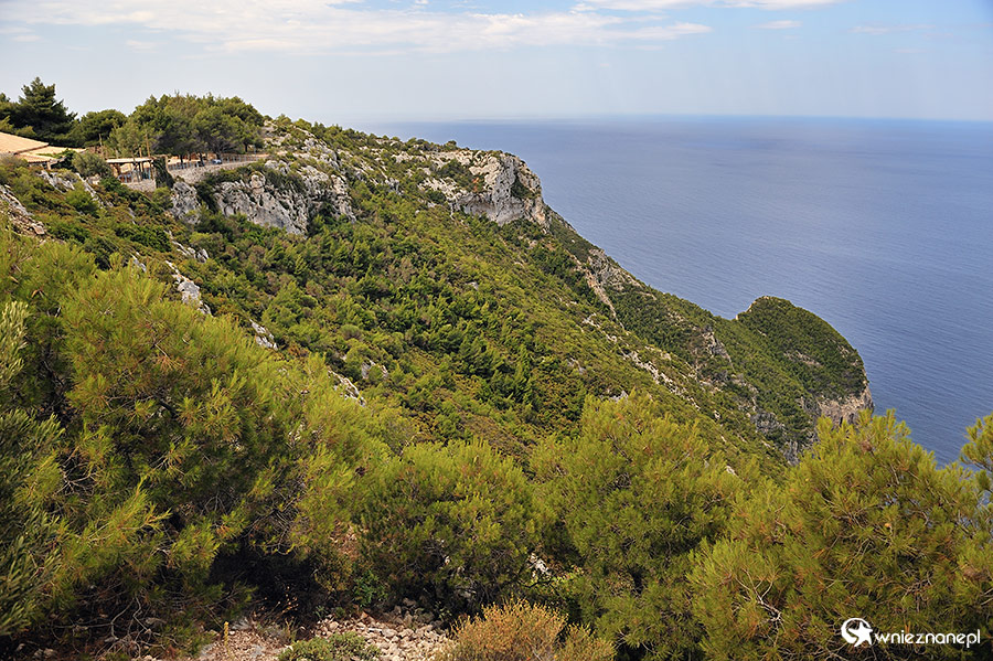 Zakynthos. Tawerny na brzegach klifów to stały element krajobrazu wyspy. - foto: wnieznane.pl Zakynthos. Tawerny na brzegach klifów to stały element krajobrazu wyspy. - foto: wnieznane.pl