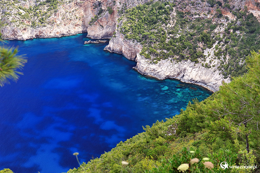 Zakynthos. Głęboki błękit wody oblewającej klify w Kambi. - foto: wnieznane.pl Zakynthos. Głęboki błękit wody oblewającej klify w Kambi. - foto: wnieznane.pl
