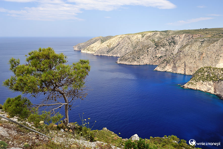 Zakynthos. Malownicza zatoka i wysokie klify tworzą miejsce nazywane Kambi Shiza. - foto: wnieznane.pl Zakynthos. Malownicza zatoka i wysokie klify tworzą miejsce nazywane Kambi Shiza. - foto: wnieznane.pl