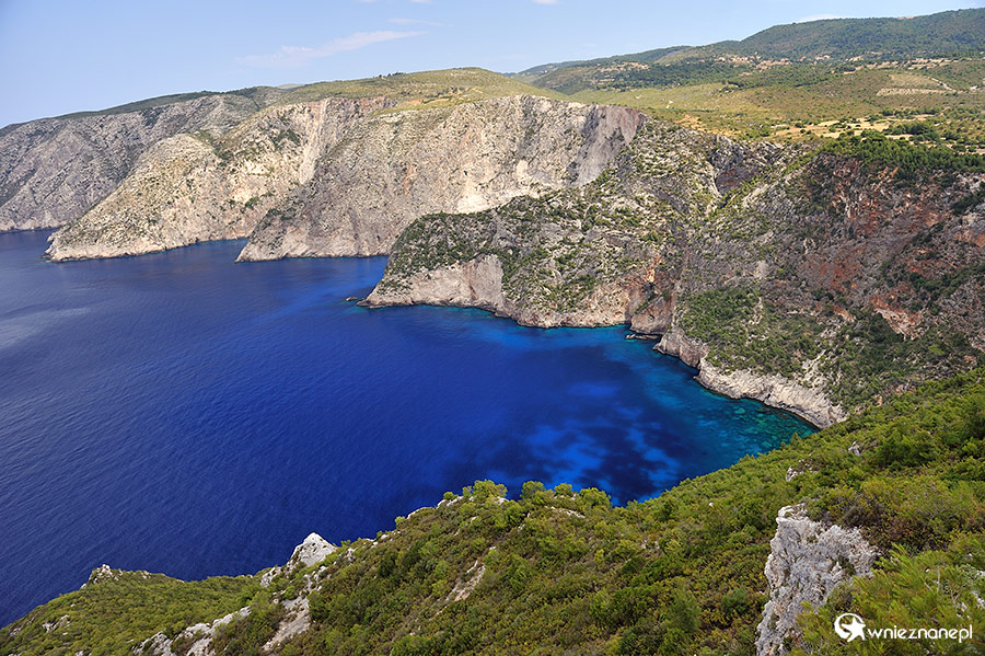 Zakynthos. Strome zielone klify i niesamowicie niebieska woda - tak wygląda Kambi Shiza. - foto: wnieznane.pl Zakynthos. Strome zielone klify i niesamowicie niebieska woda - tak wygląda Kambi Shiza. - foto: wnieznane.pl